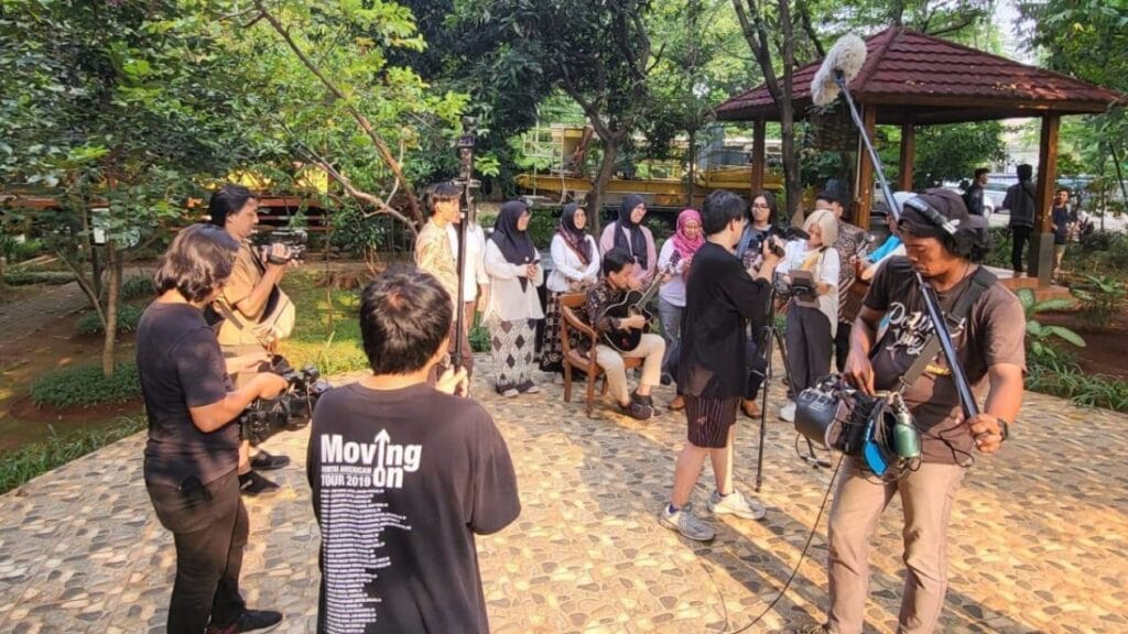 67019a896d32e grup musik prodi sastra jepang unas diliput stasiun televisi jepang nhk 1265 711 1