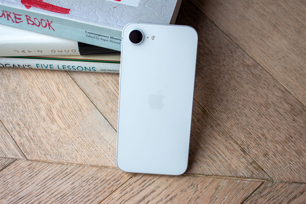 iPhone 16e dan Perjalanannya Menyatukan Desain Modern dan Fitur Canggih 2 Apple iPhone 16e rear1