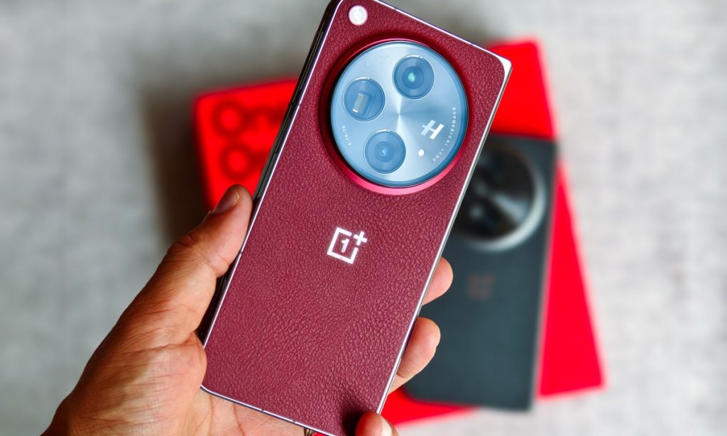 OnePlus Open Apex Edition Crimson Shadow red versus black1