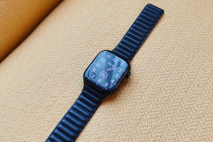 watchOS 12 Inovasi Terkini Apple Watch dengan Teknologi AI dan Pemantauan Kesehatan 1 apple watch series 10 leather band close up1