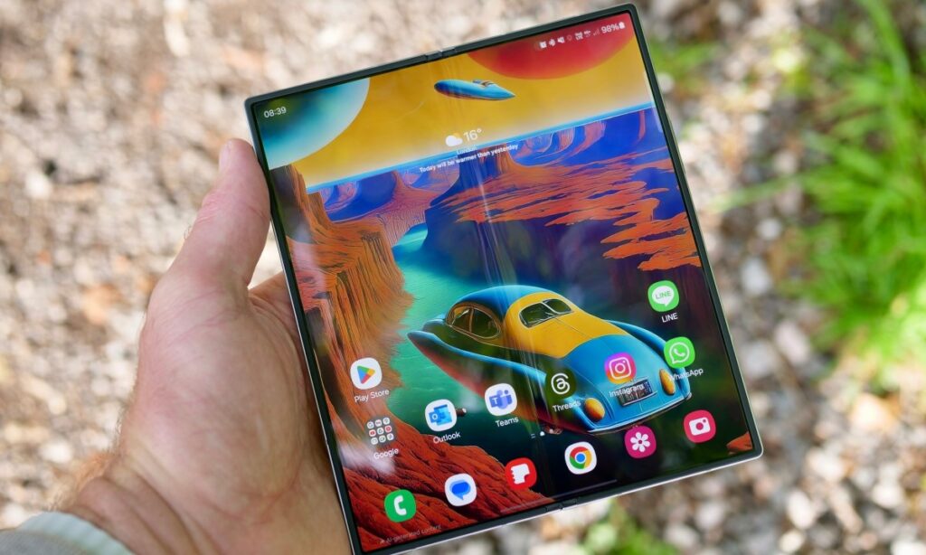 samsung galaxy z fold 6 open hand1