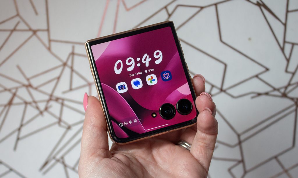 Motorola Razr 2025 Bukan Satu-Satunya: 5 Alternatif Terbaik untuk Ponsel Lipat Impianmu 1 Motorola Razr Ultra 2025 21