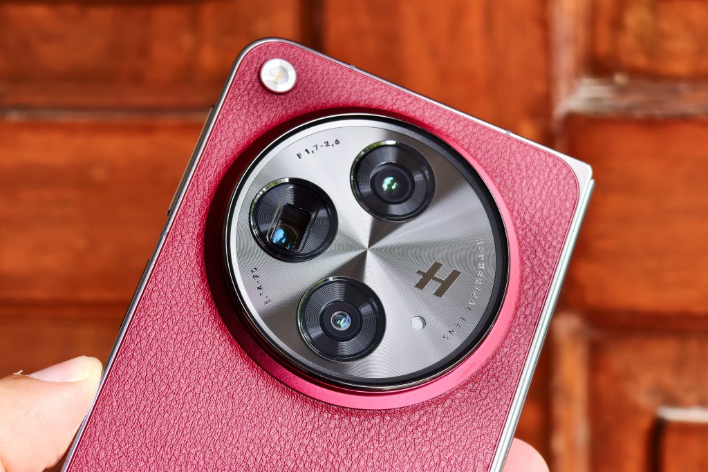 Motorola Razr 2025 Bukan Satu-Satunya: 5 Alternatif Terbaik untuk Ponsel Lipat Impianmu 4 OnePlus Open Apex Edition Crimson Shadow red1