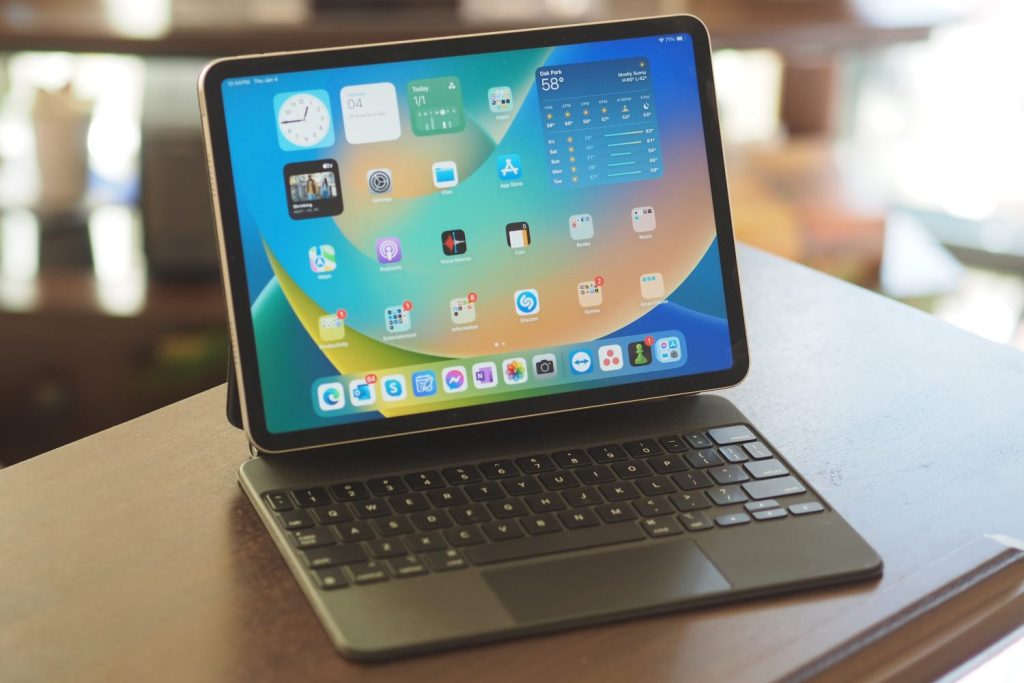 WWDC 2025: Apple Berbenah Diri dengan AI Praktis, Desain Segar, dan Sentuhan Mac di iPadOS! 1 apple ipad pro 11 magic keyboard e17044017841951