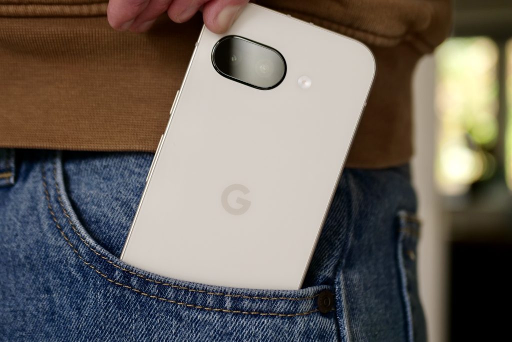 Motorola Razr 2025 Bukan Satu-Satunya: 5 Alternatif Terbaik untuk Ponsel Lipat Impianmu 2 google pixel 9a pocket1