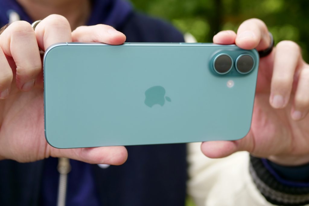 Motorola Razr 2025 Bukan Satu-Satunya: 5 Alternatif Terbaik untuk Ponsel Lipat Impianmu 3 iphone 16 plus taking photo1