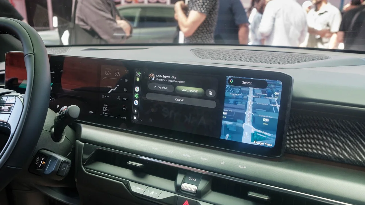 Tampilan antarmuka Gemini Personal Intelligence pada sistem navigasi Android Auto di dasbor mobil