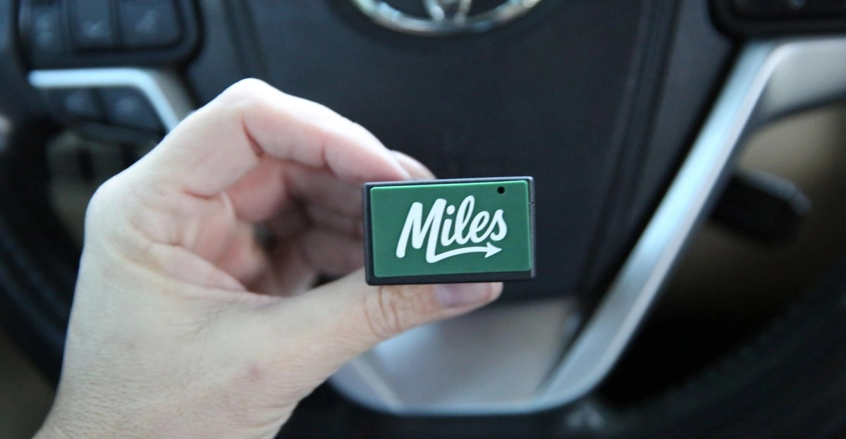 Perangkat pintar Miles Plug terpasang di soket OBD-II mobil