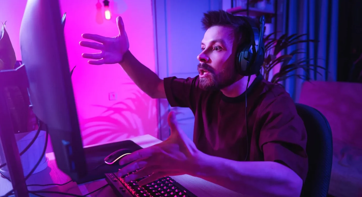 Ilustrasi gamer PC mengamati lonjakan harga dan kelangkaan kartu grafis Nvidia GeForce RTX 5090 di monitor komputer