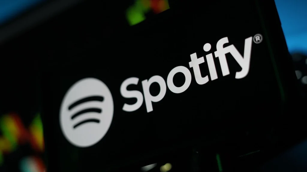 Ilustrasi aplikasi pemutar musik Spotify pada layar ponsel cerdas
